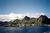 Le isole Lofoten Norvegia. L'Hurtigruten Midnatsol  si avvicina velocemente a Svolvaer (Austvagoya). 